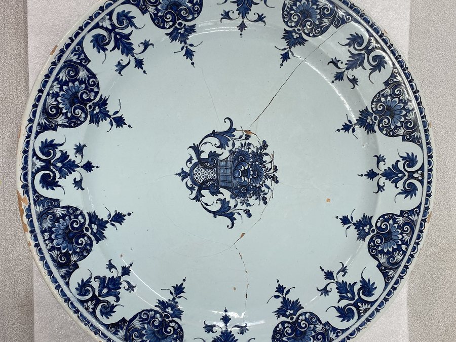 Grand plat en faïence à décor bleu, avant restauration