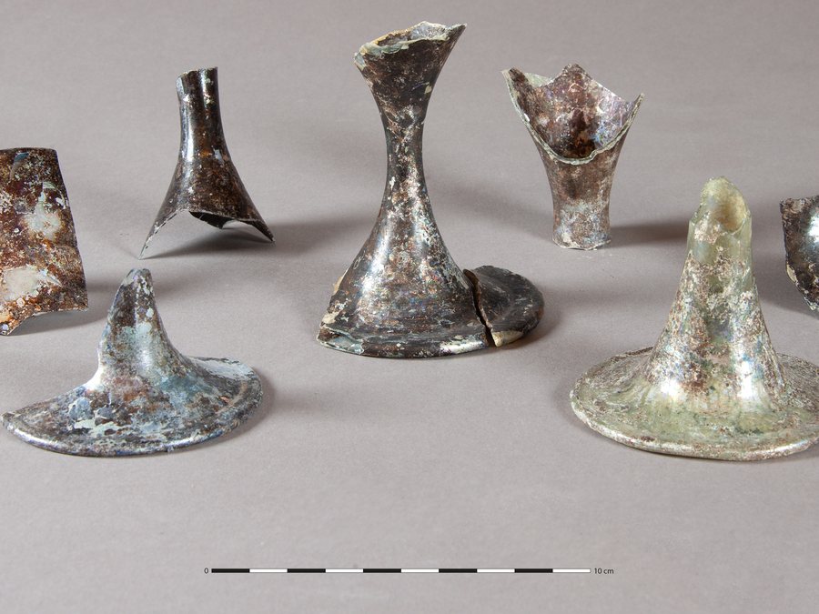 Fragments de verre archéologique irisé